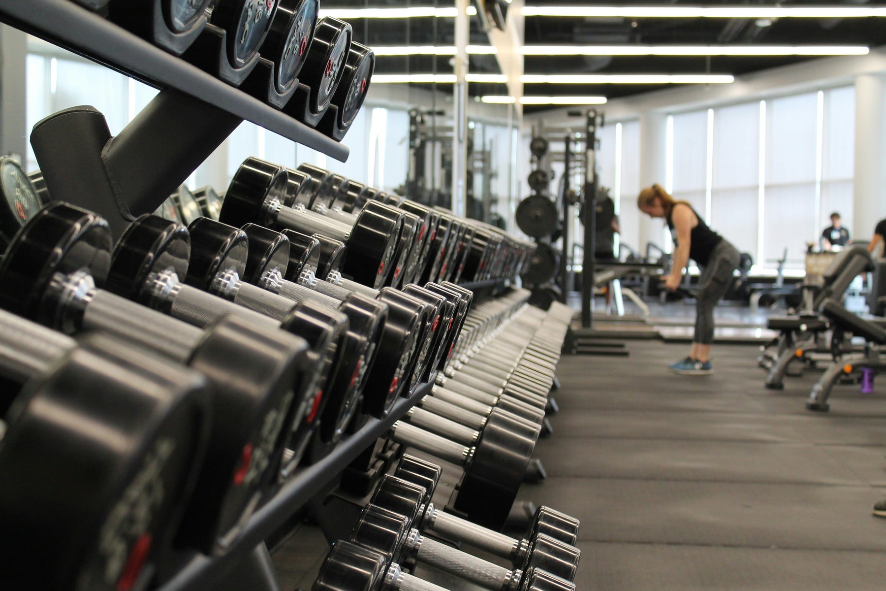 Persona entrenando en gimnasio